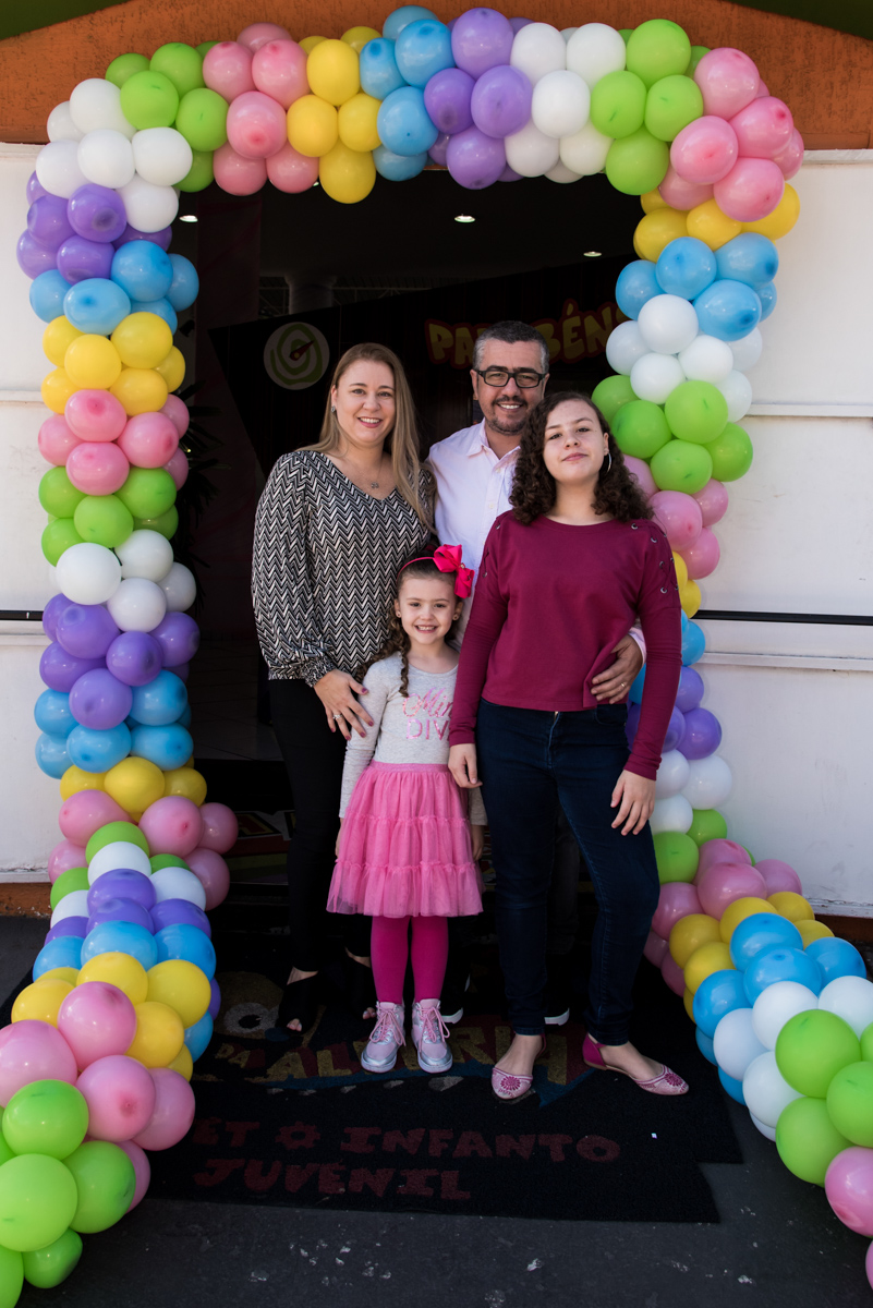 fotografia da família no arco de bexigas