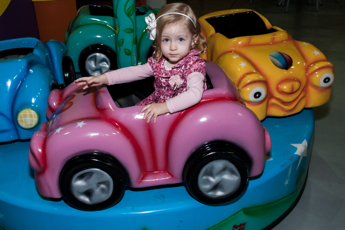 A convidada brinca no carrossel