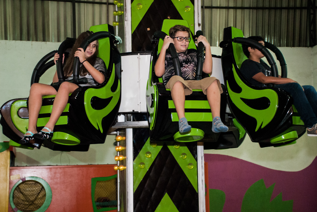 subida radical no brinquedo elevador