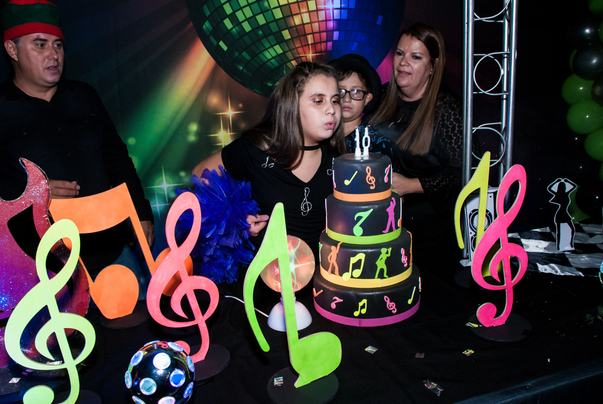 A Julia sopra a vela do bolo