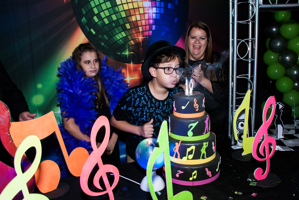 O Felipe sopra a vela do bolo