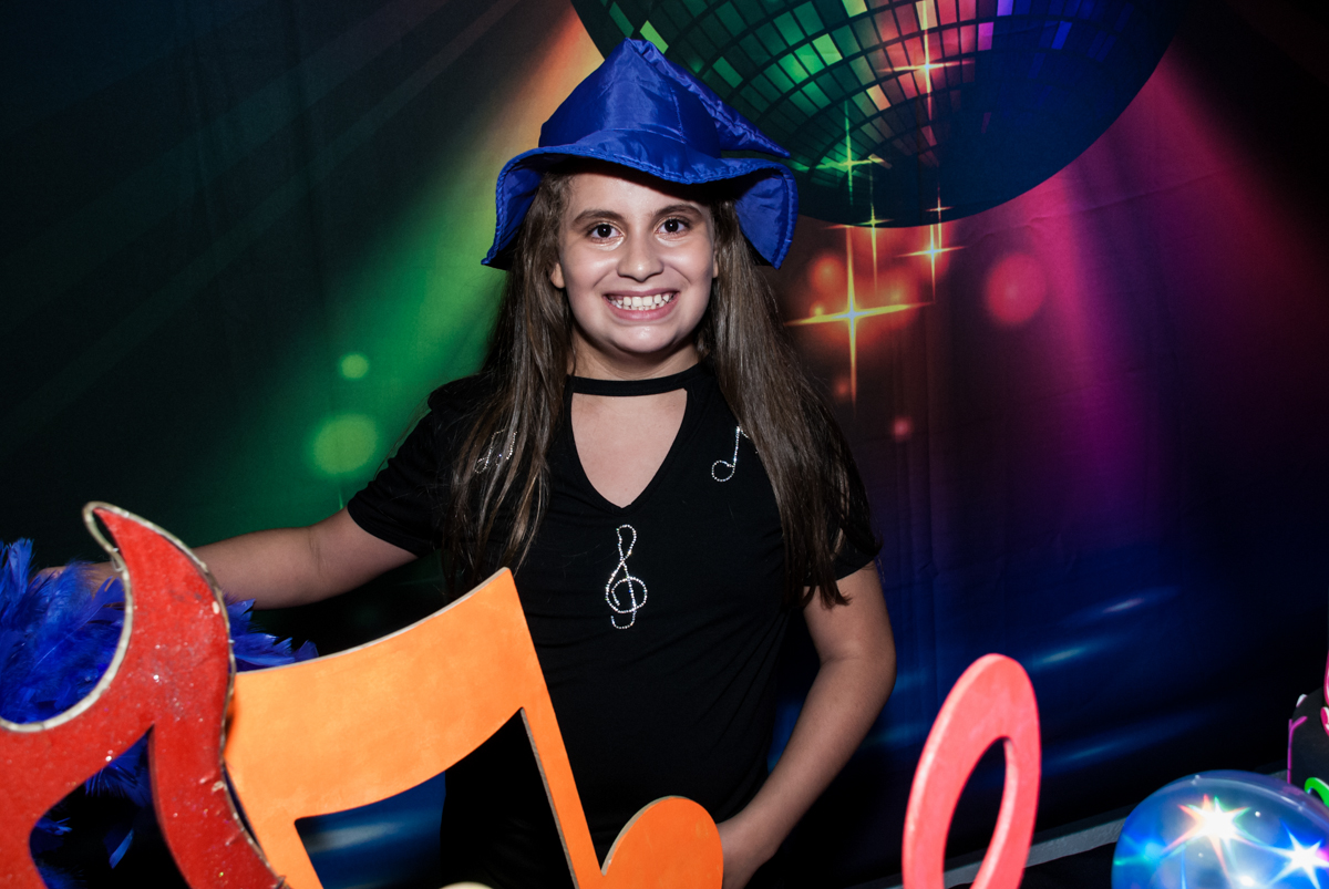 A Júlia está feliz com sua festa