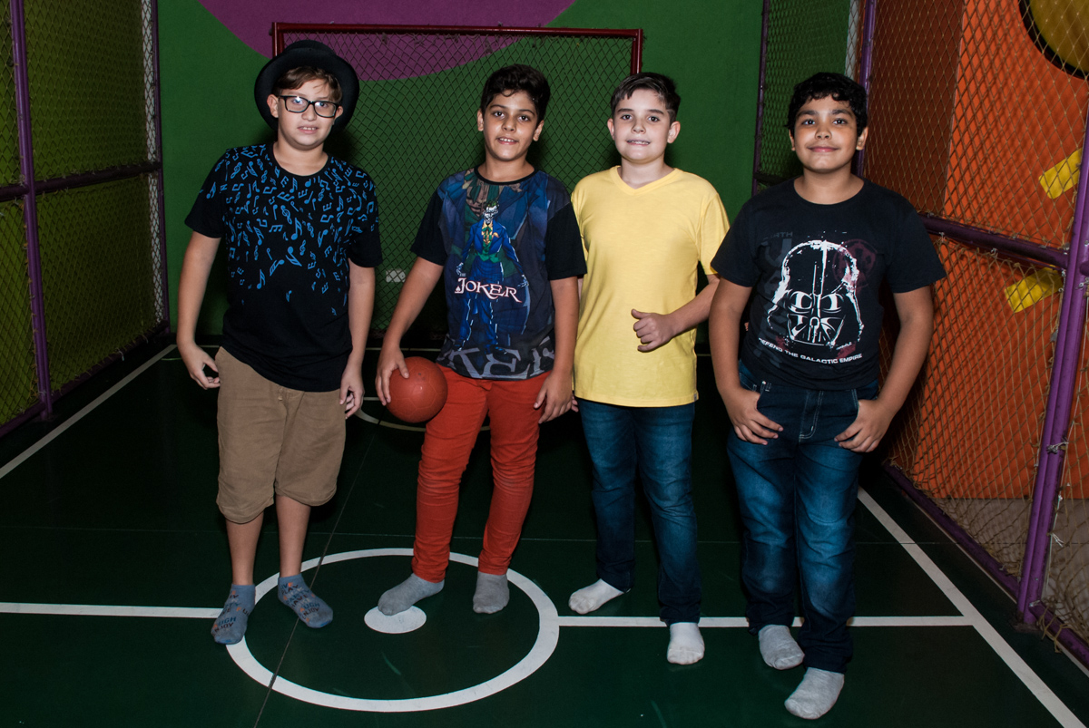 Os amigos no campo de futebol fazem a foto