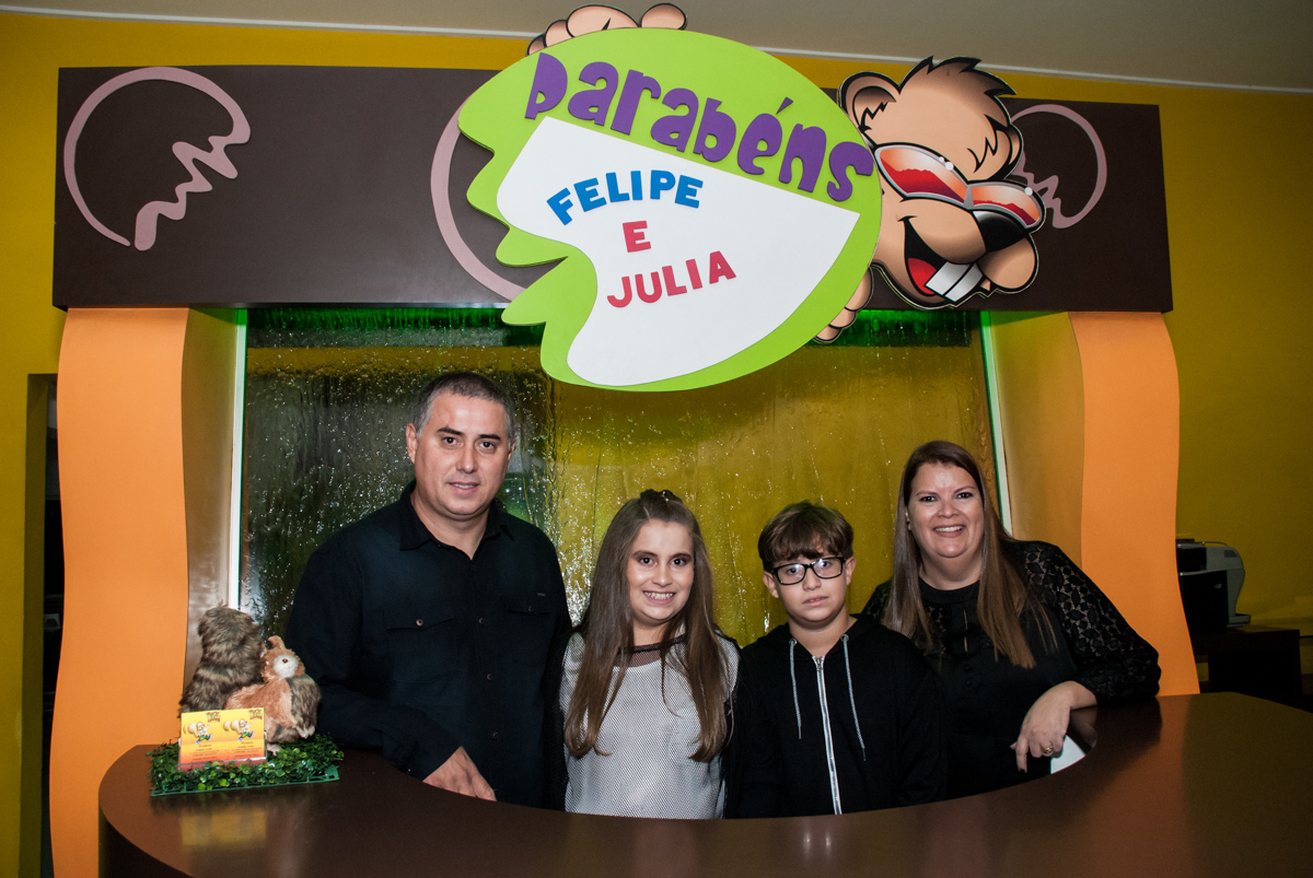 fotografia da família no arco de bexigas