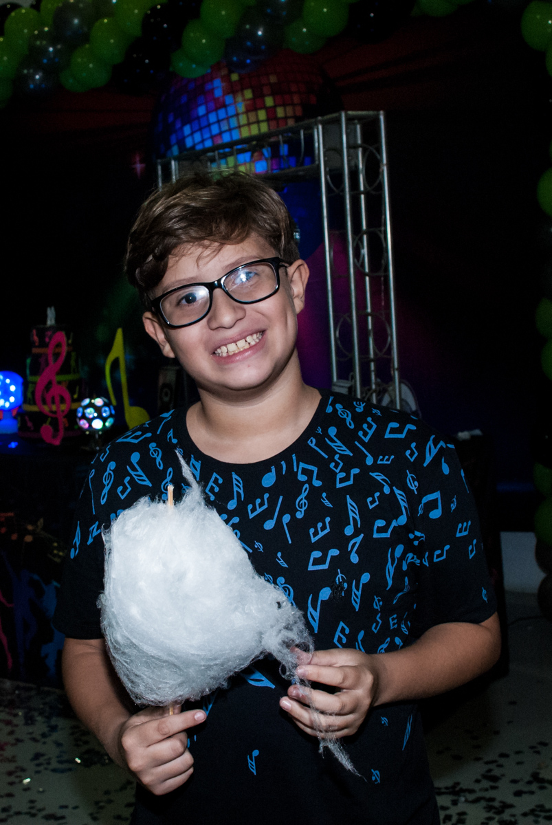 final da festa comendo algodão doce