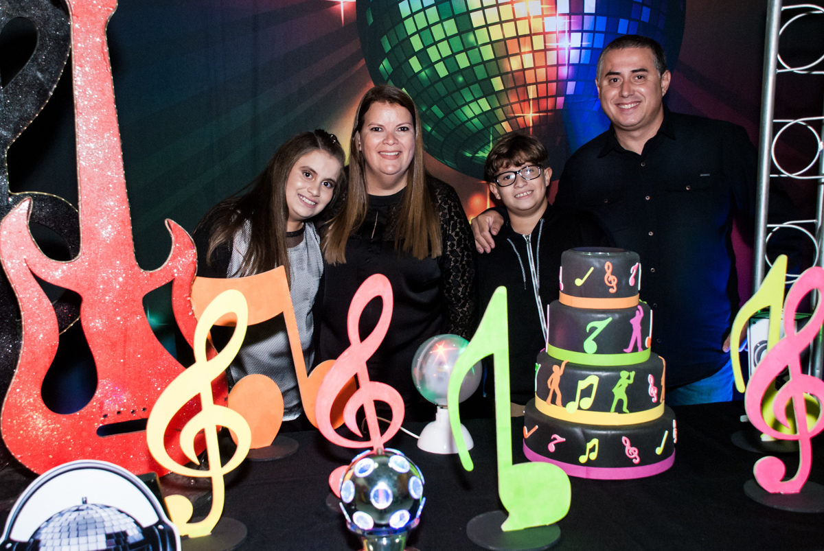 familia feliz com a fesa da Julia e Felipe 10 anos