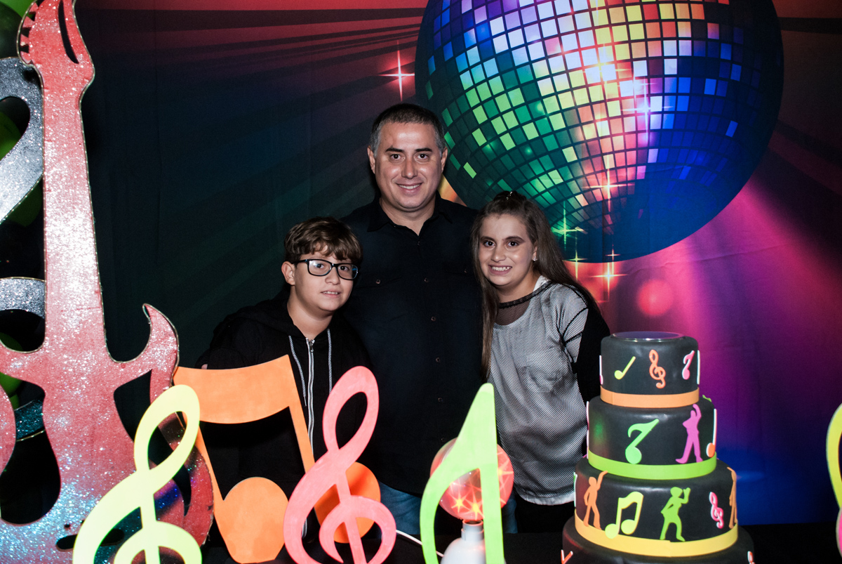 fotografia do pai com os filhos