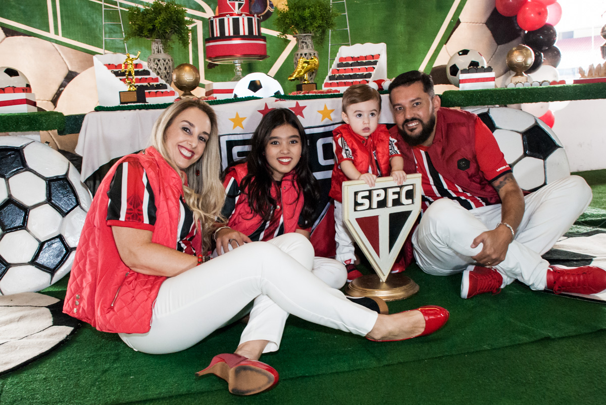 foto despojada sentados na frente da mesa temática