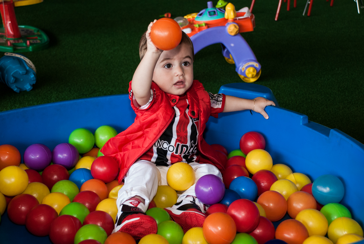 curtindo a piscina de bolinhas