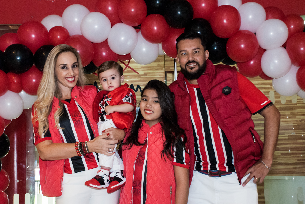 fotografia da família no arco de bexigas
