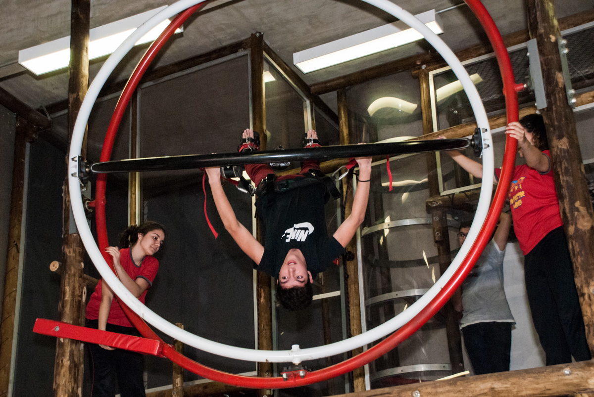 ficando de ponta cabeça no brinquedo