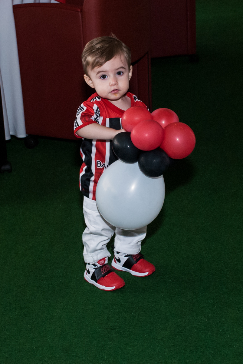 brincando com as bexigas na sua fesa