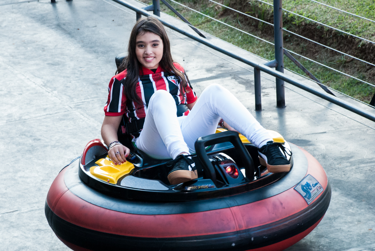 tem mais criança curtindo o barco inflável