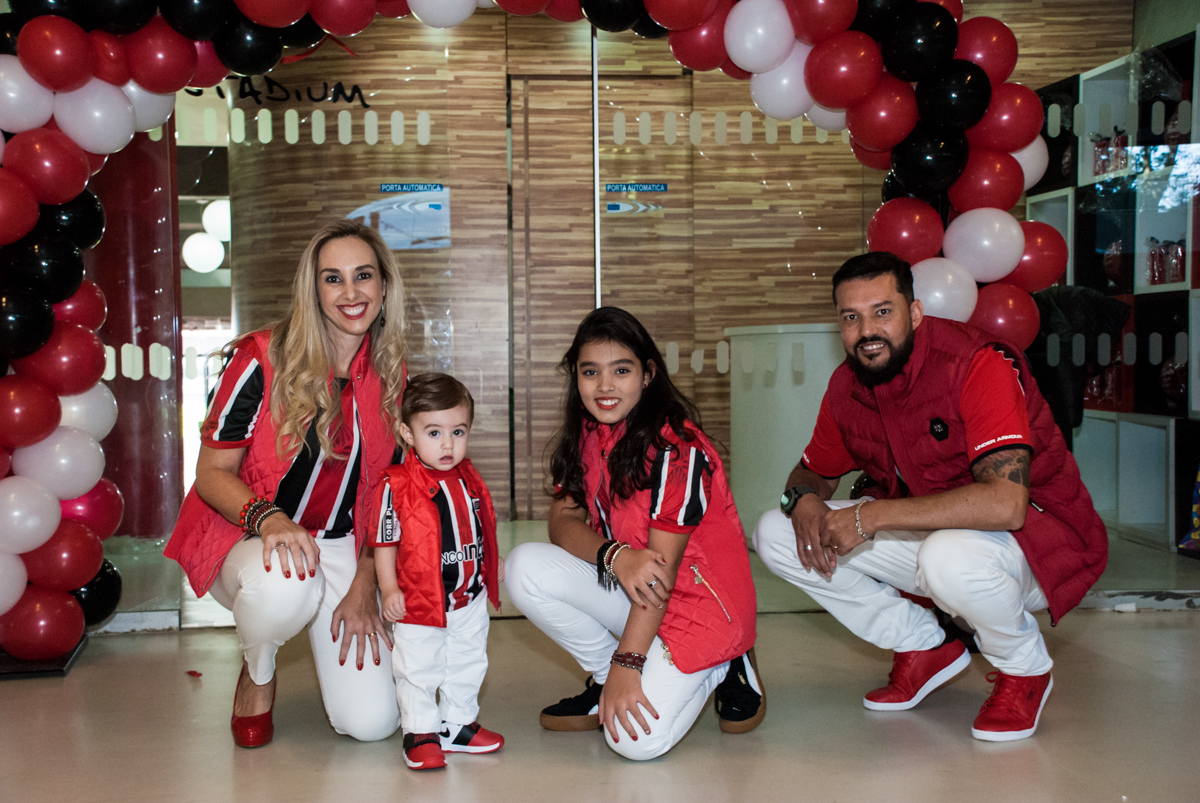 família feliz sendo fotograada