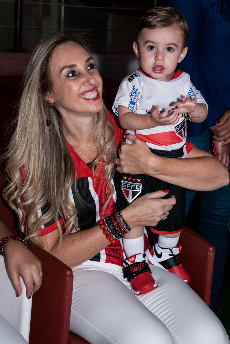 mamãe feliz ao assistir a retrospectiva