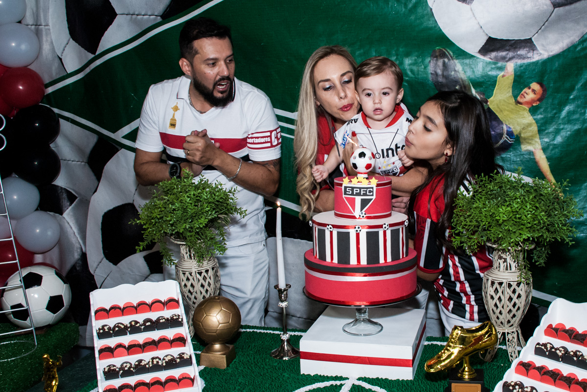 soprando a vela do bolo