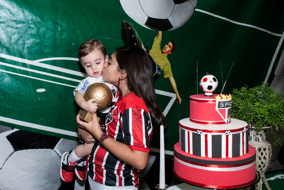 beijinho da irmã no aniversariante