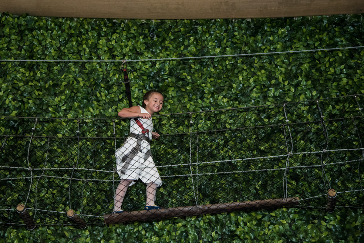 se preparando para descer na tirolesa