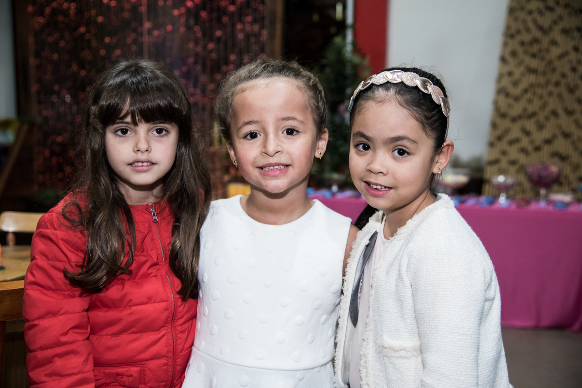 recebendo as amigas para sua festa