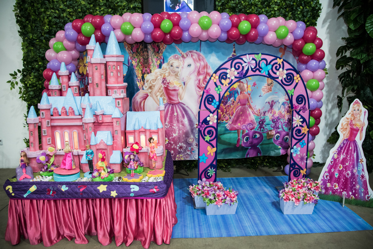 mesa decorada tema Barbie O Portal Secreto