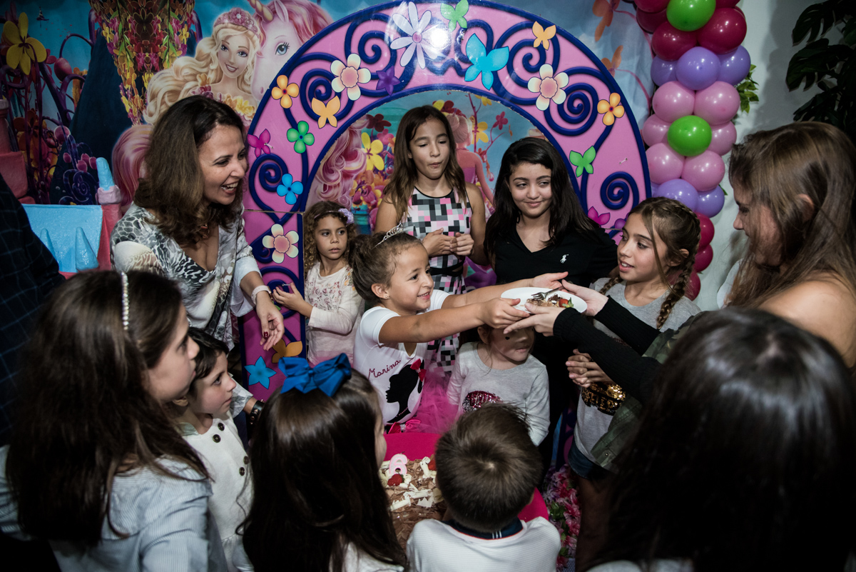 entregando o primeiro pedaço do bolo