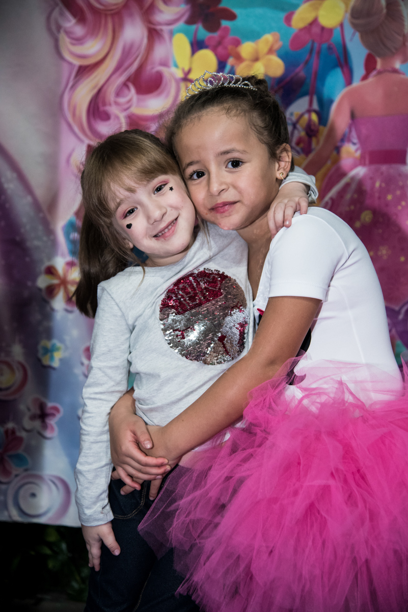 abraço da amiguinha