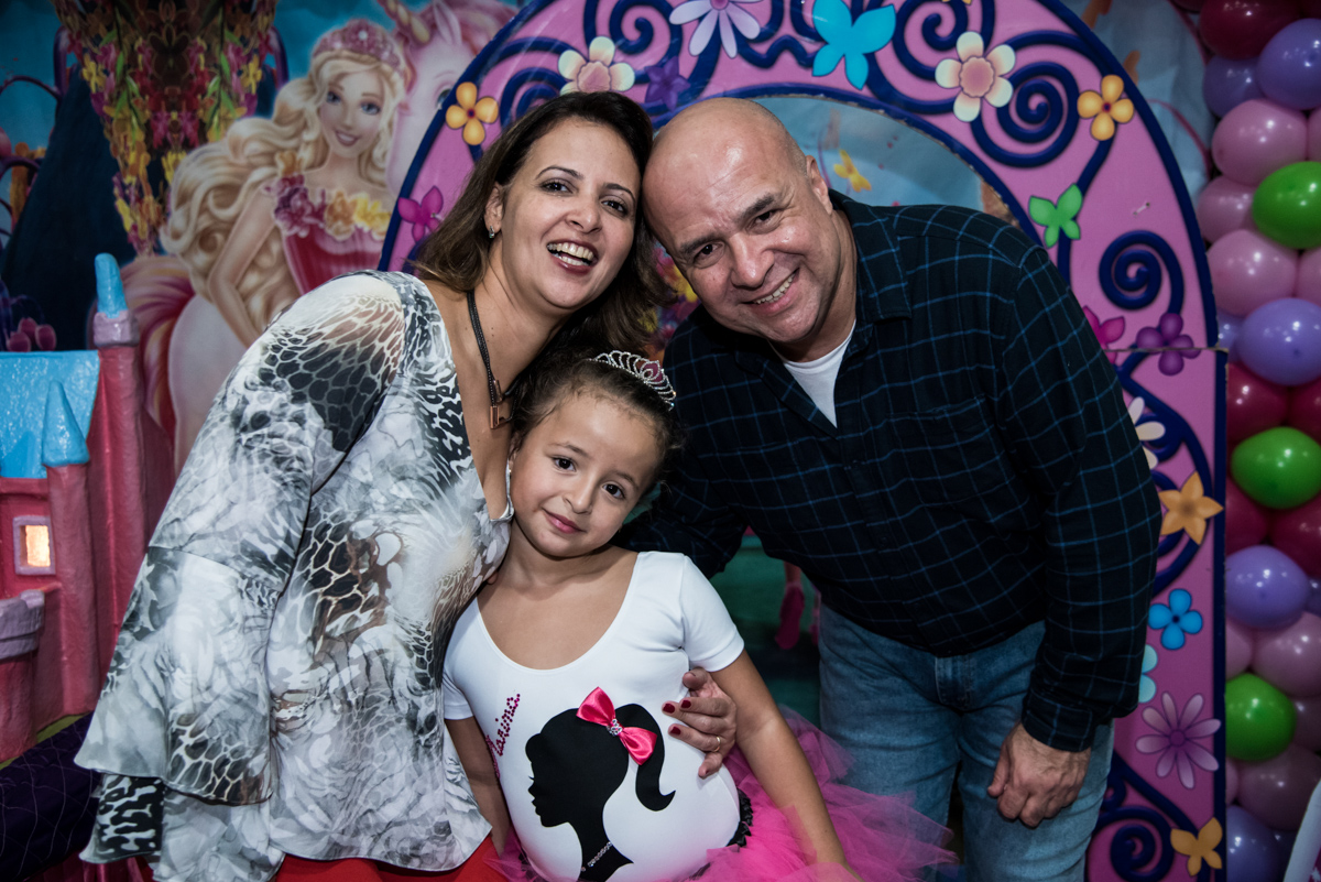 vestida de bailarina faz foto com os pais