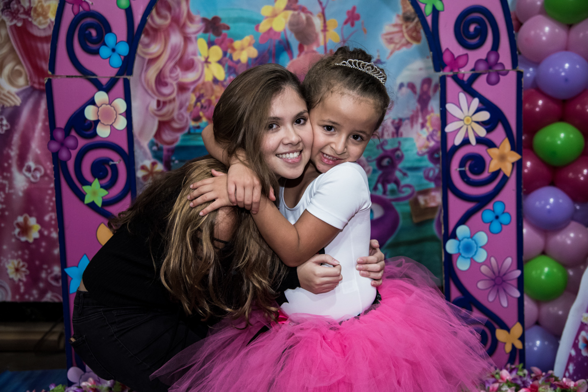 Abraço gostoso da ganhadora do primeiro pedaço de bolo