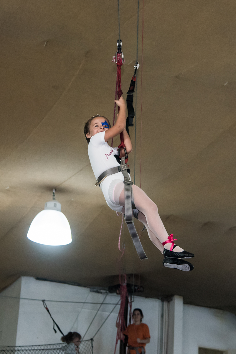 descendo na tirolesa muito feliz