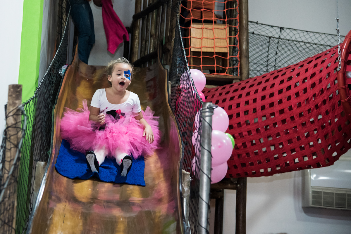 final da festa brincando no tobogã