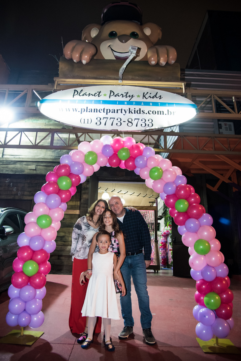 Fotografia da família no arco de bexigas