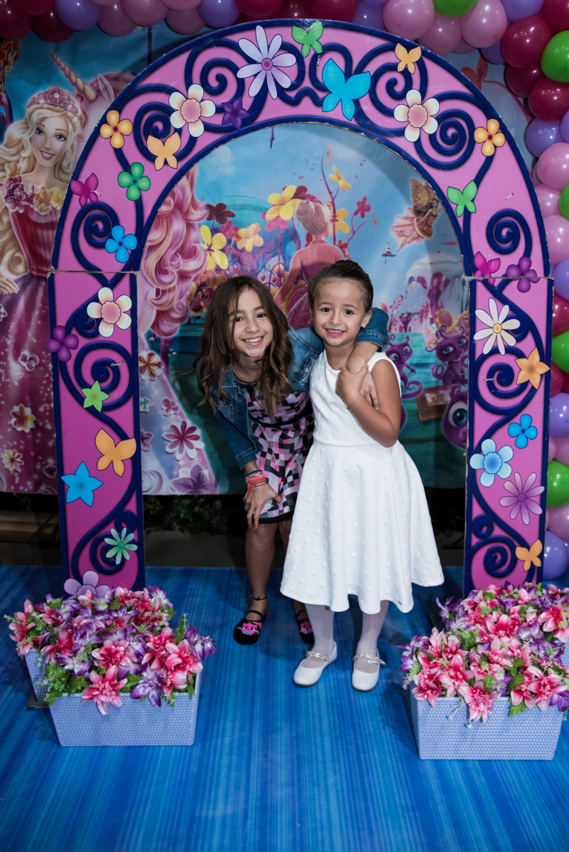 carinho da irma na entrada do buffet