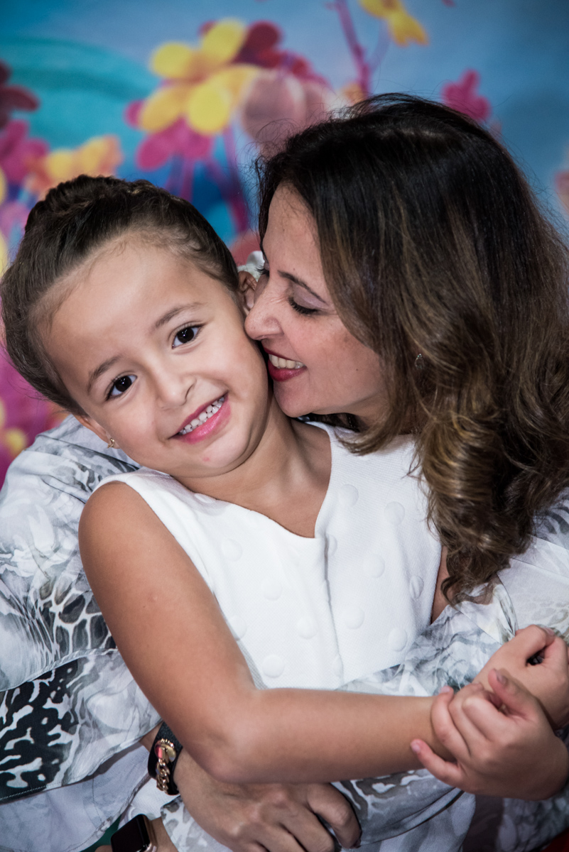 ganhando muitos beijinhos de sua mãe