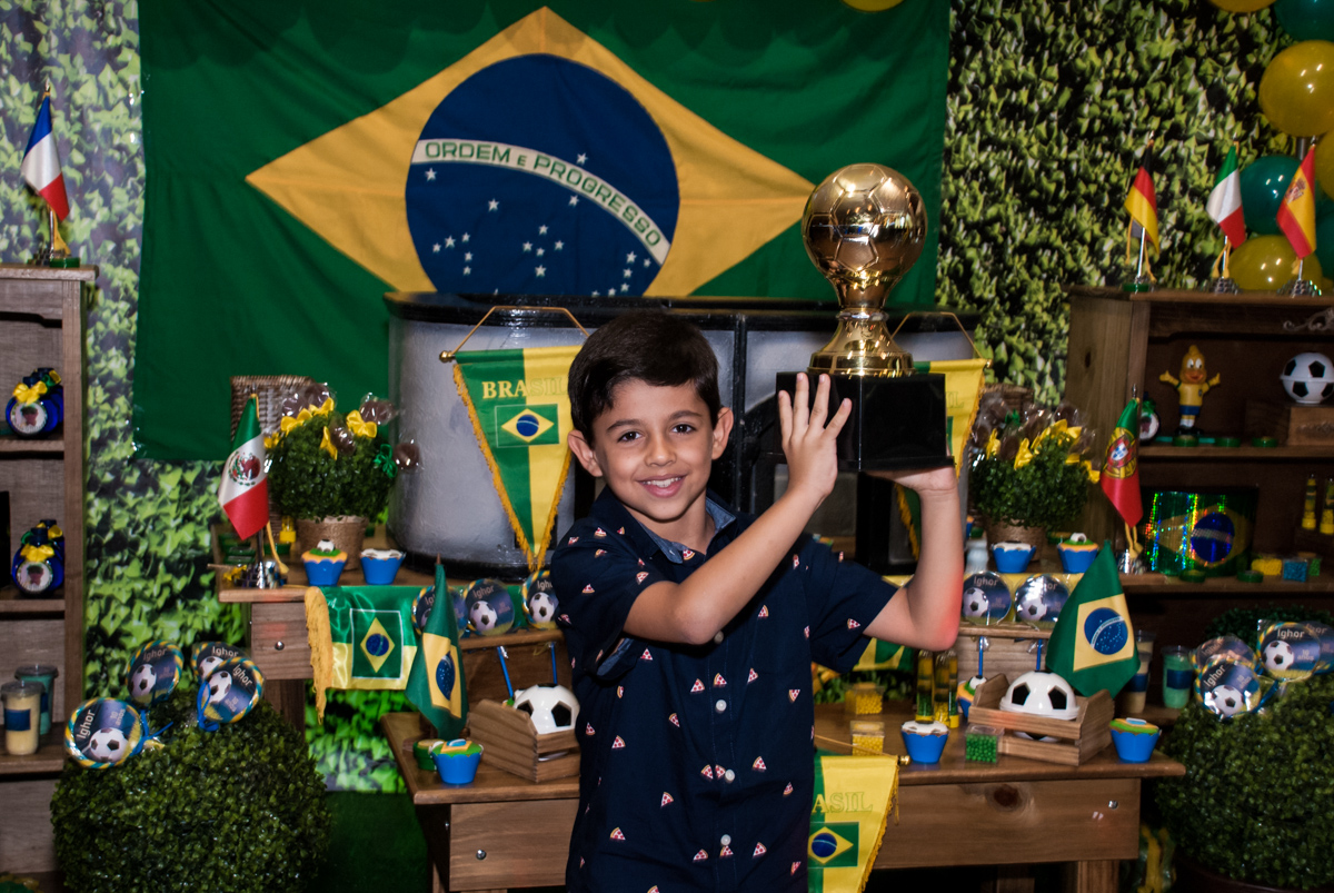 ergendo a taça de campeão