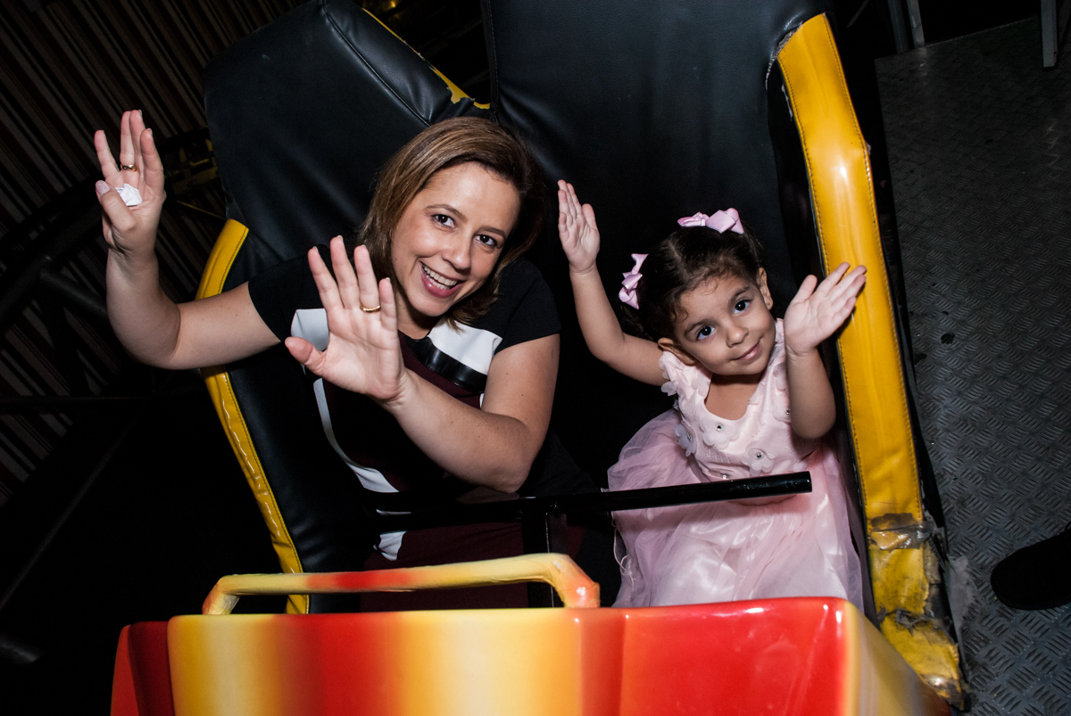 mãe e filha brincam no brinquedo elevador