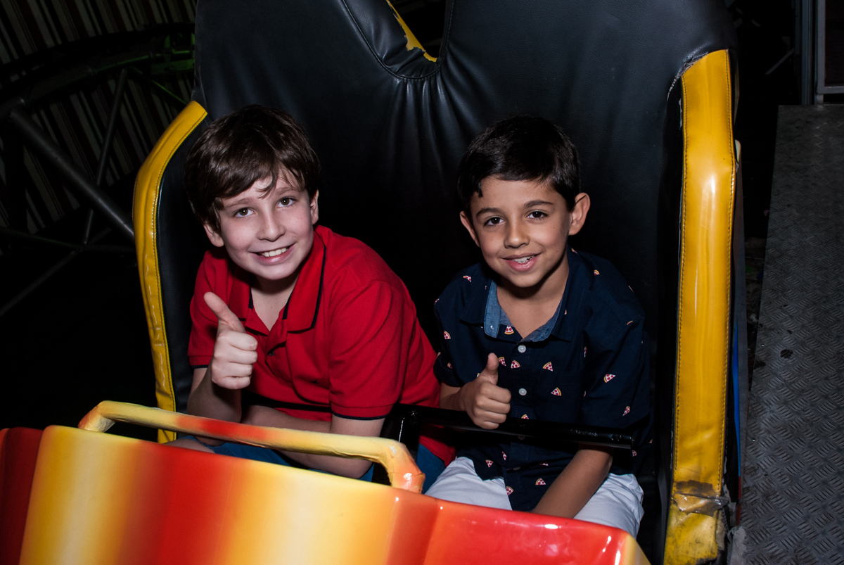 preparando para curtir a montanha russa