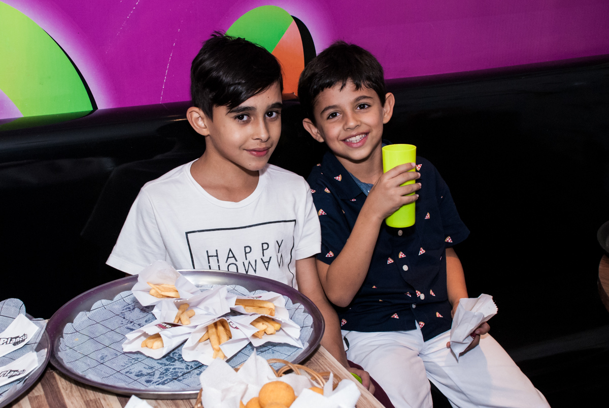 hora do lanche no buffet planeta kids