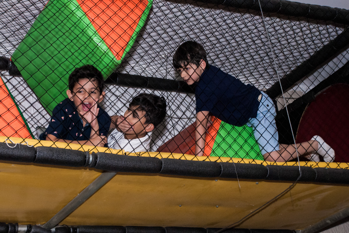 muita bagunça no brinquednao