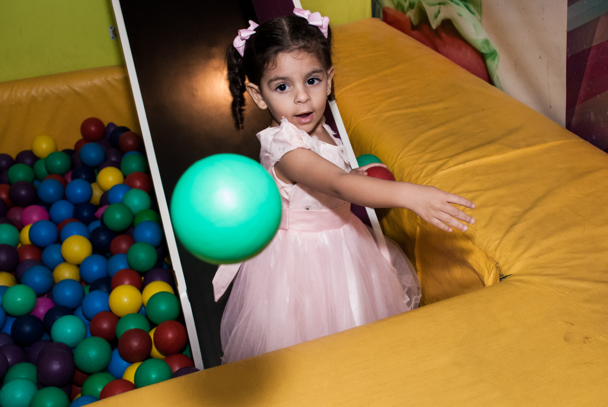 jogando bolinhas no fotógrafo