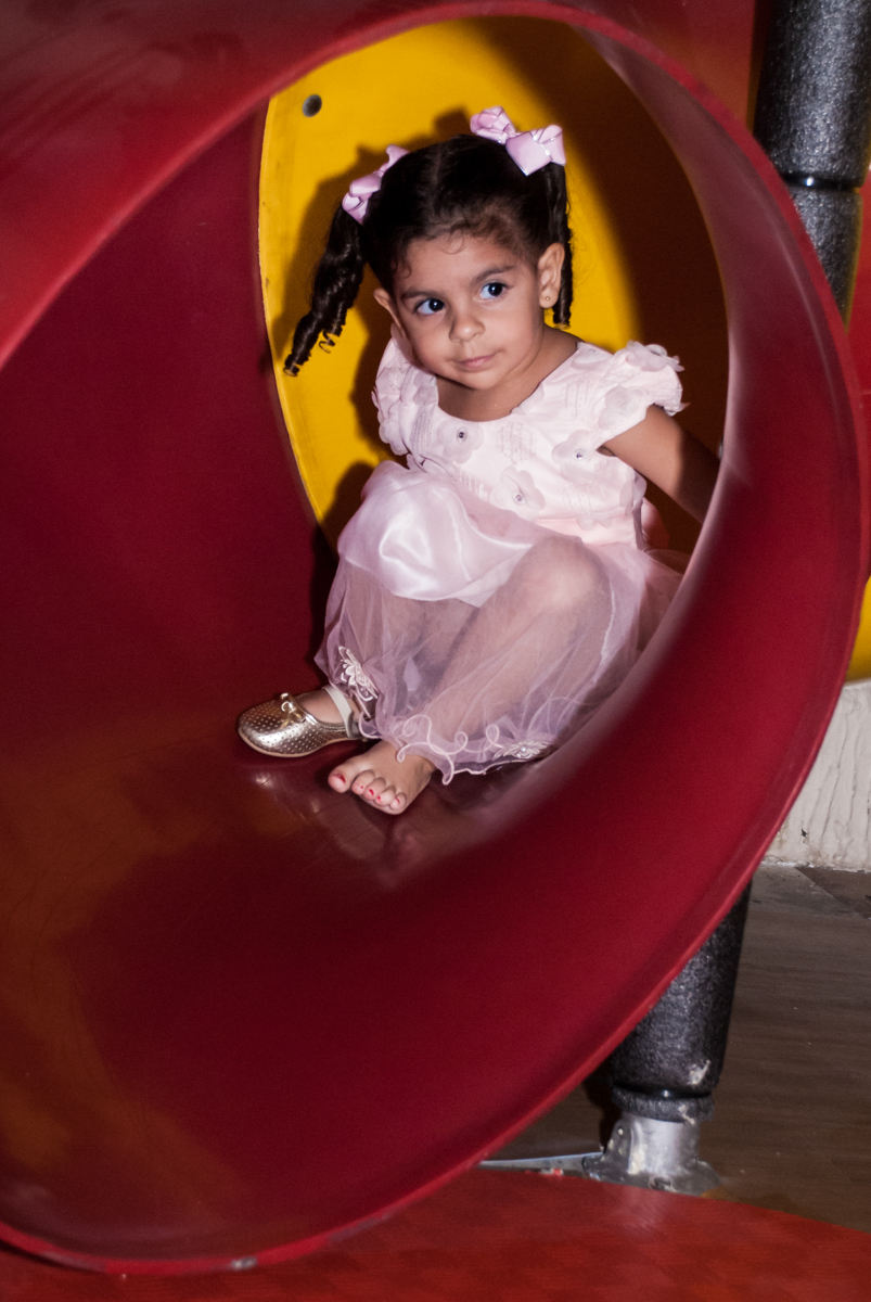 descendo no escorregador do brinquedao