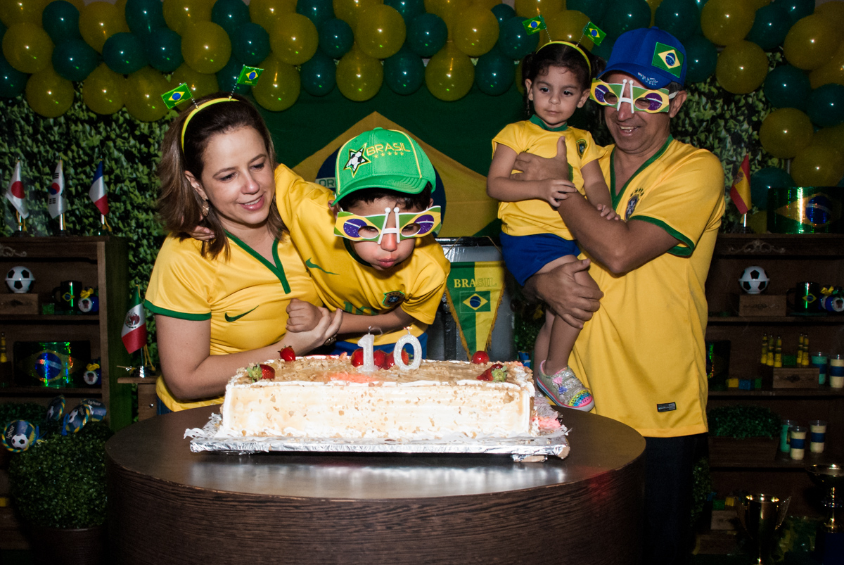 soprando a vela do bolo