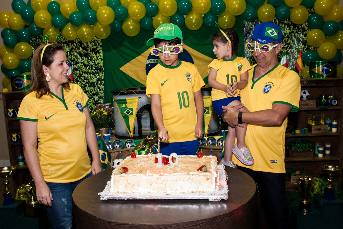 cortando o primeiro pedaço do bolo