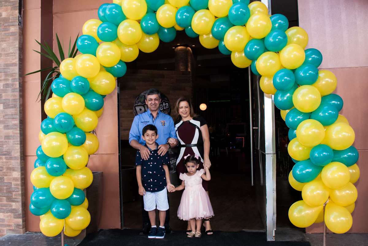 fotografia da família no arco de bexigas