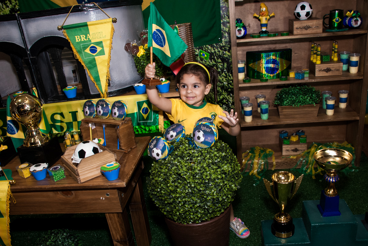 a irmã faz bagunça na mesa temática