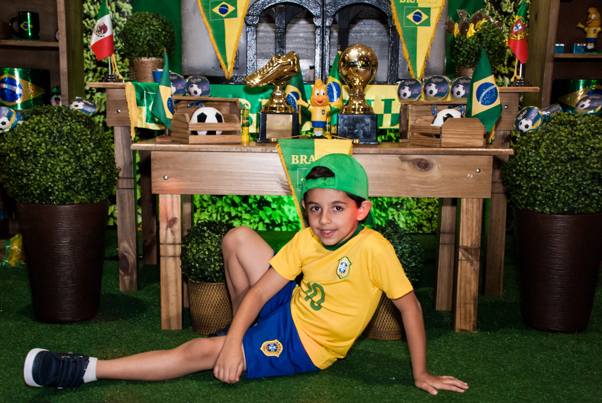 posando para a foto com uniforme do brasil