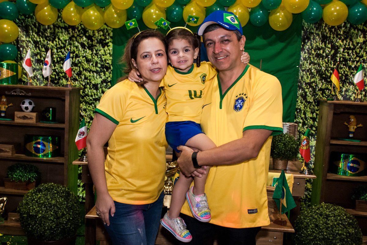 família uniformizada com verde e amarelo