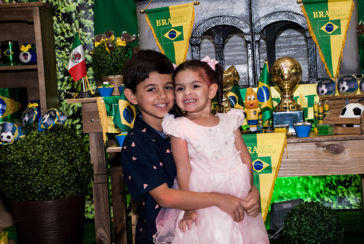 abraço gostoso dos irmãos