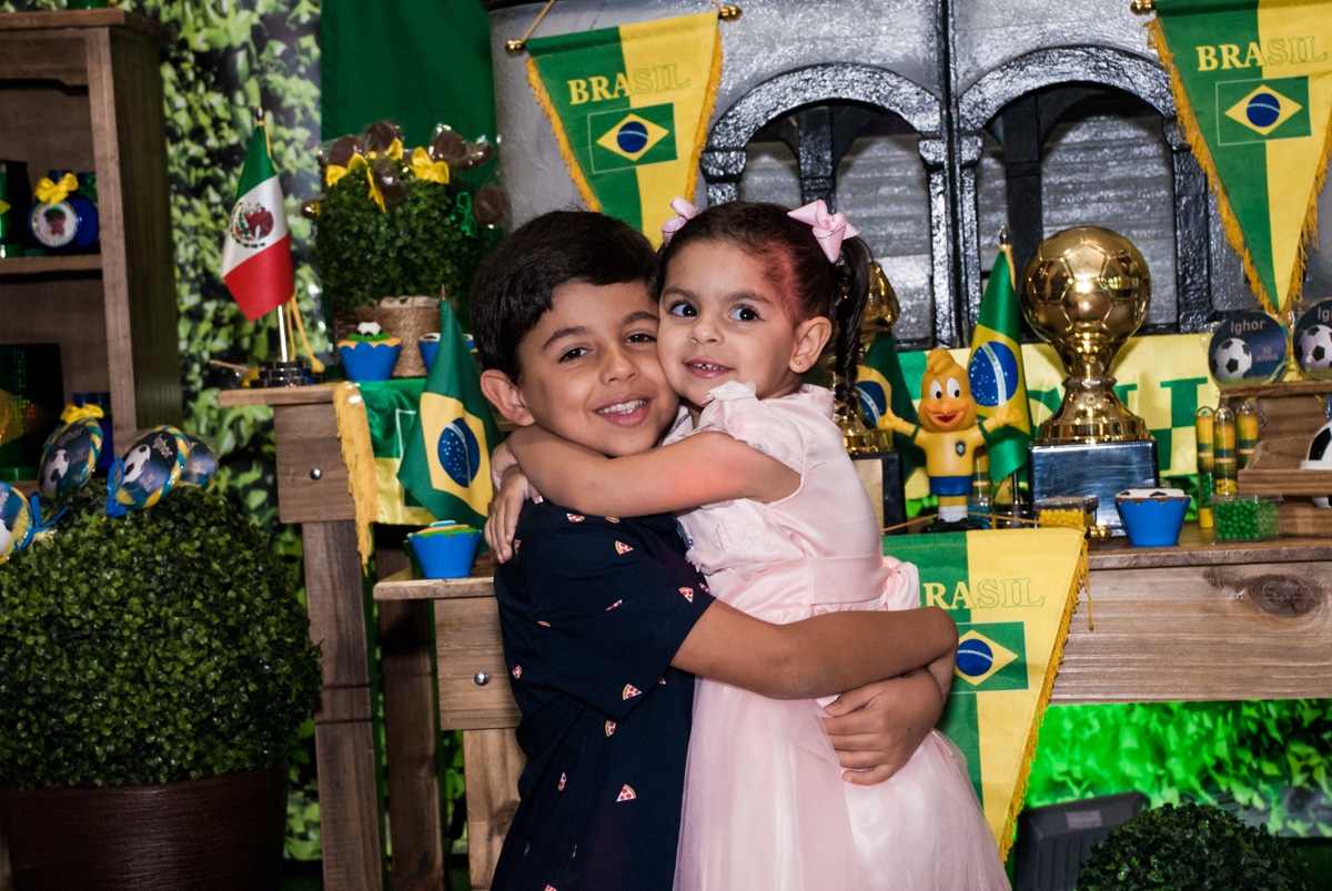 carinho do irmã no aniversariante