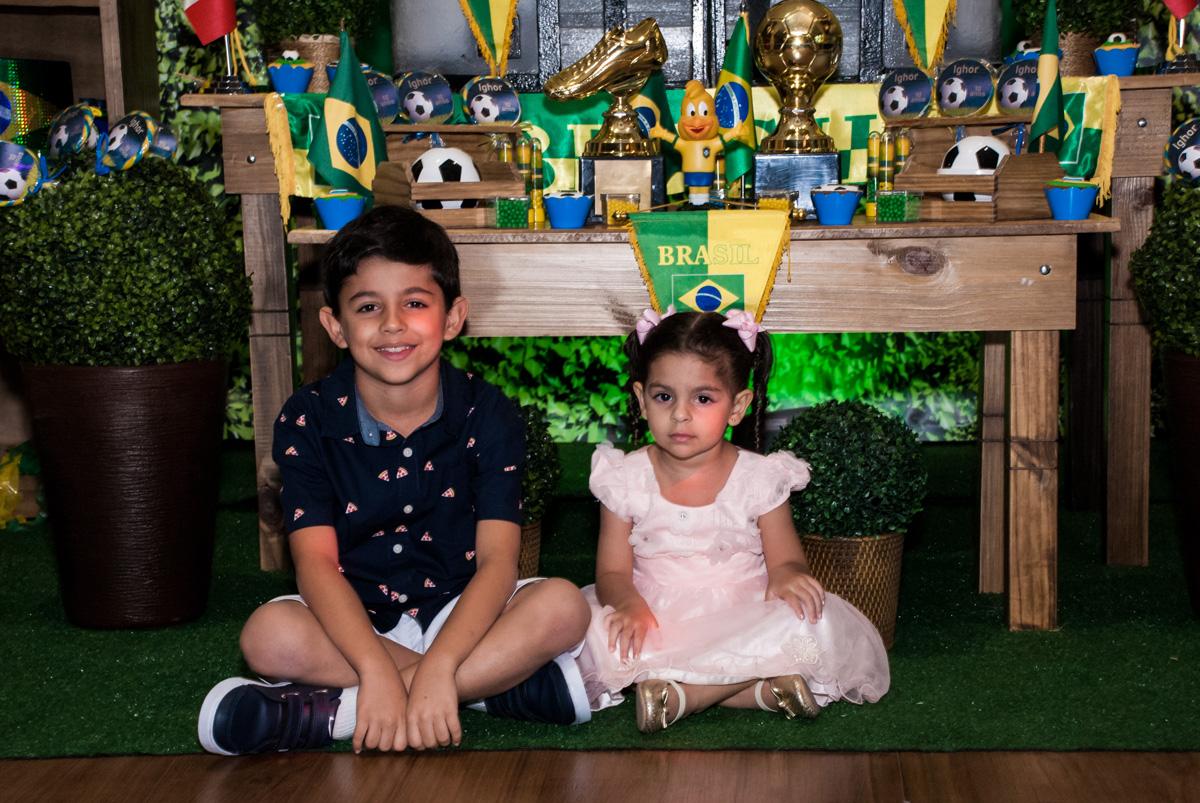 sentados na mesa temática copa do mundo brasil