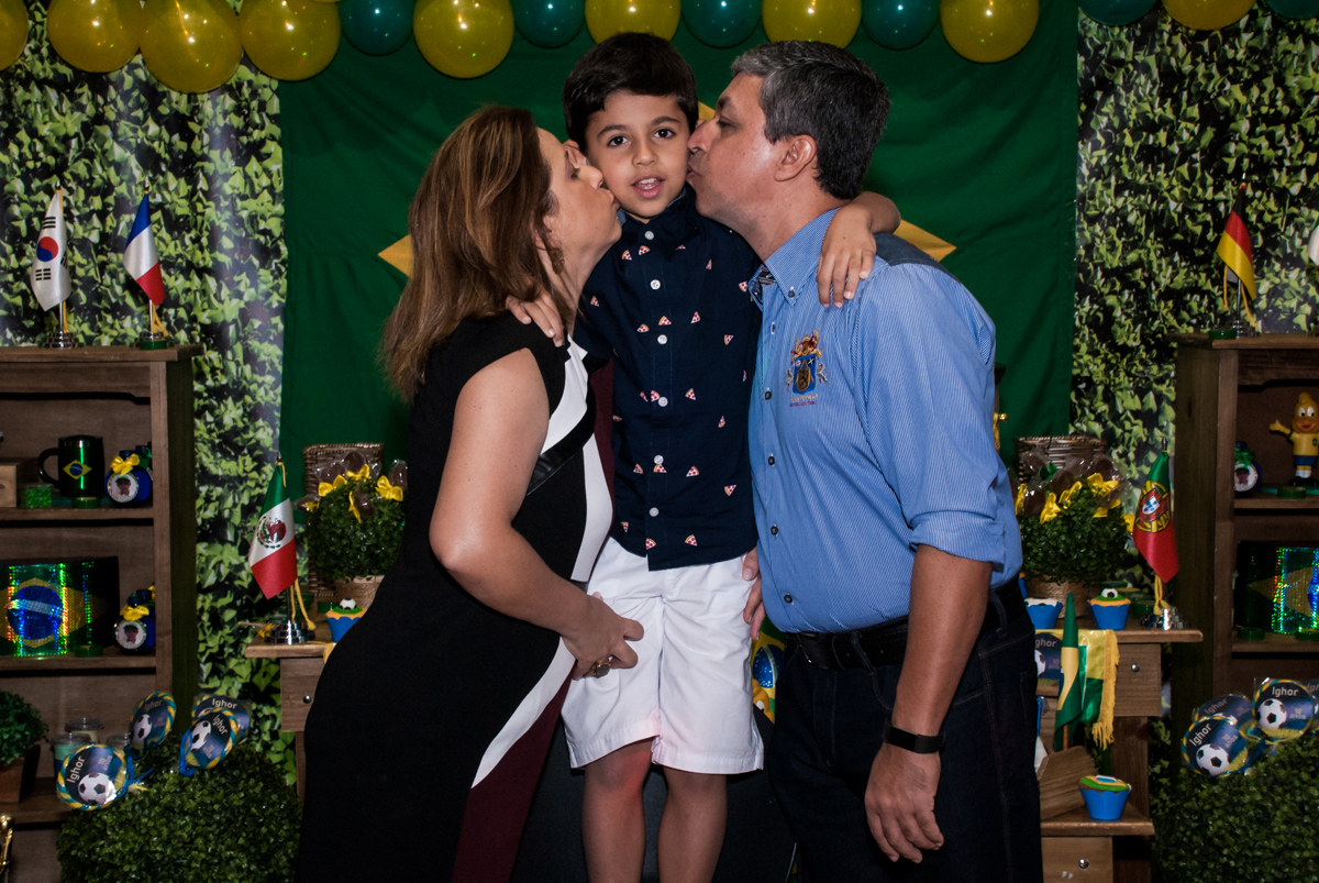 beijo sanduiche dos pais no aniversariante